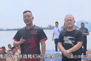 基耶利尼与里夫斯合影，湖人官方：足坛球星与篮坛球星间的尊重